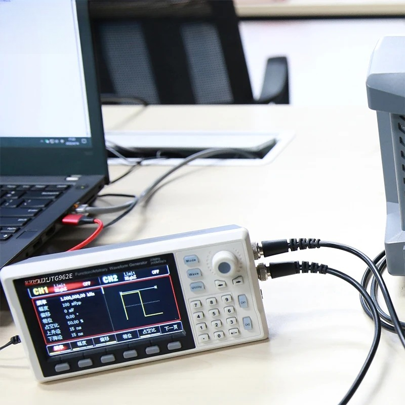 Generator Sinyal Fungsi UTG932 - Dual Channel Arbitrary Waveform Function Generator 60Mhz ulasan dan harga